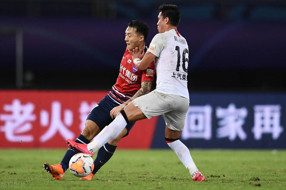上港惊险逆转富力，实力胜出让球迷振奋