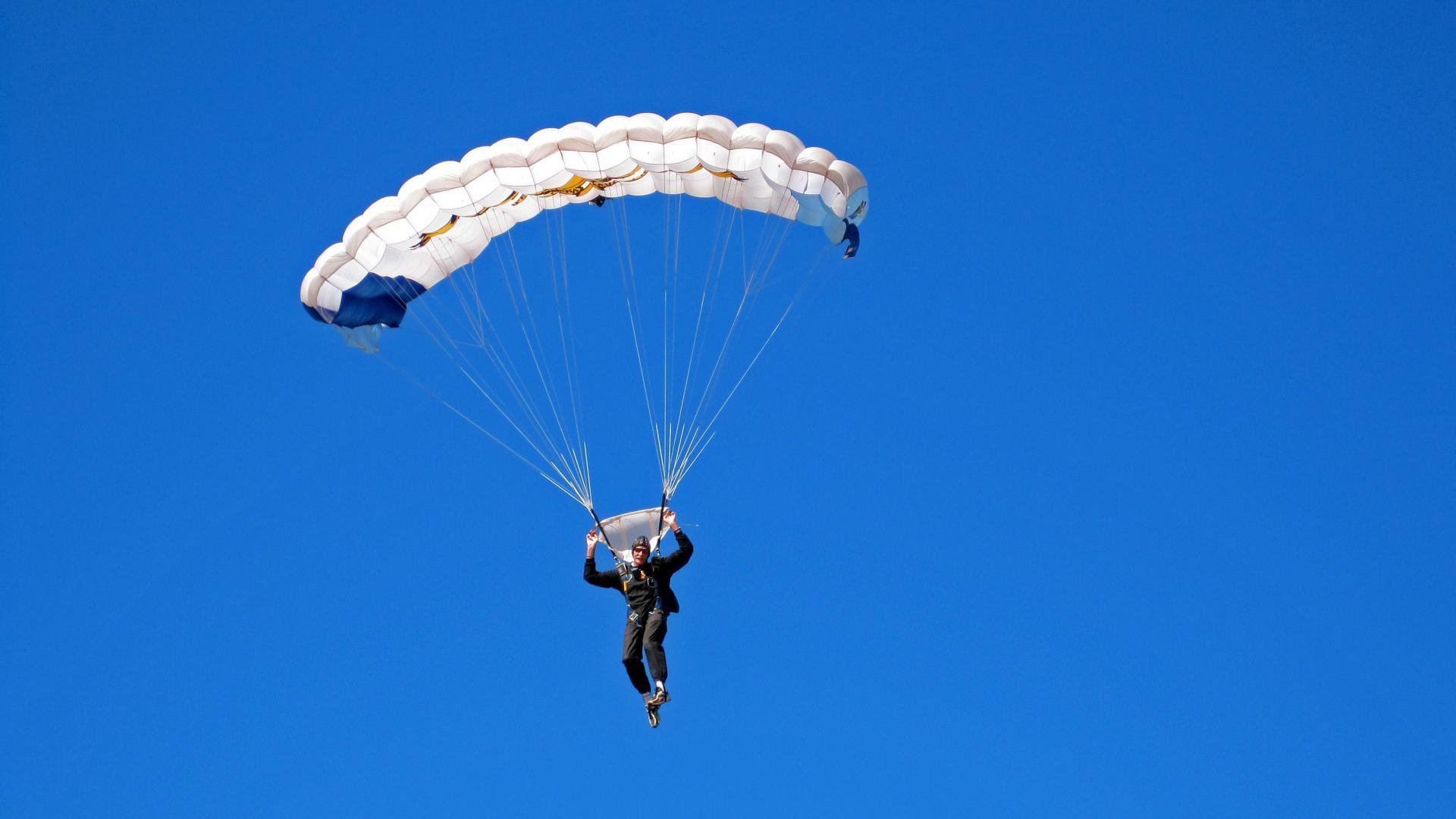 老鹰展翅撕破狼群,克莱三分雨浇灭质疑